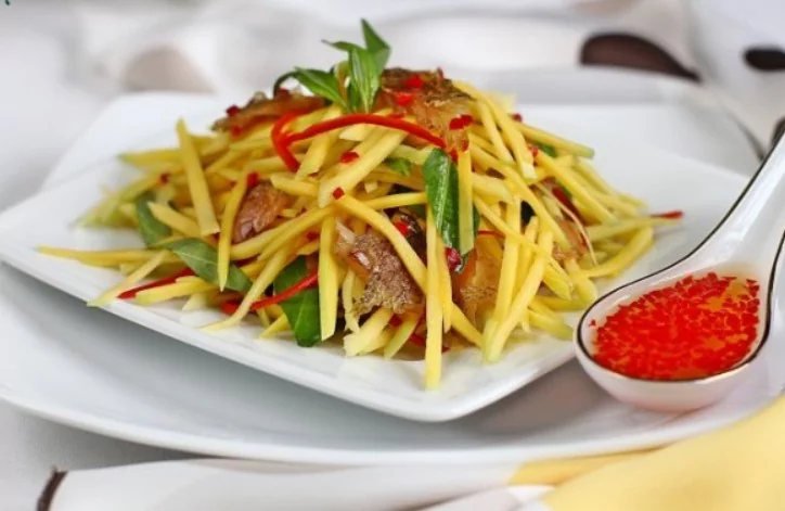 Gỏi xoài khô sặc - 100 món ăn Việt
